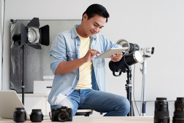 Fotograf im Studio arbeiten