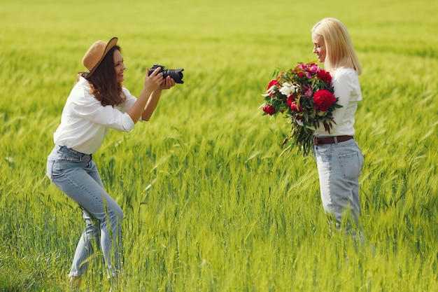 Fotograf machen ein Fotoshooting für Frau