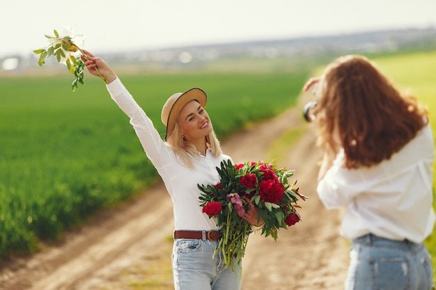 Fotograf machen ein Fotoshooting für Frau