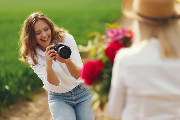 Fotograf machen ein Fotoshooting für Frau