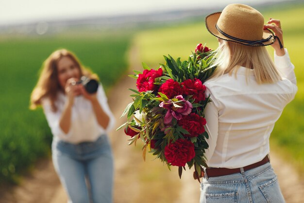 Fotograf machen ein Fotoshooting für Frau