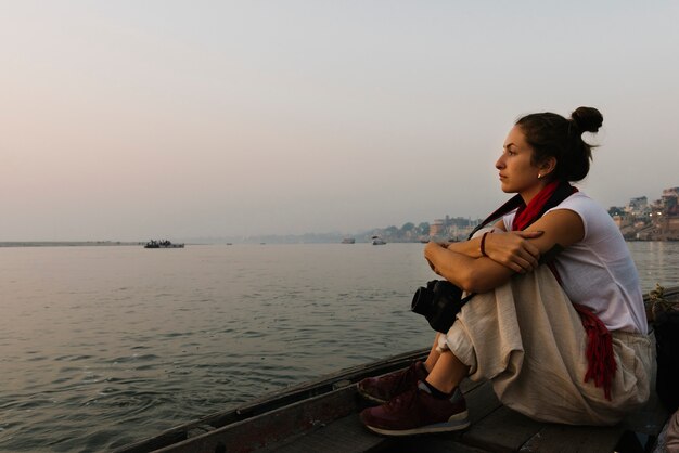 Fotograf sitzt auf einem Boot am Ganges