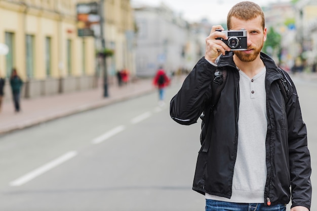 Fotograf steht auf der Straße