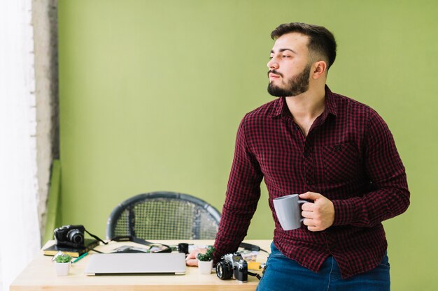 Fotograf trinkt Kaffee