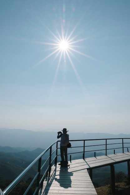 Fotograf unter der Sonne bei Tageslicht