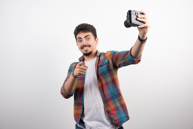 Fotografieren Sie seine Selfies positiv mit einer Kamera.