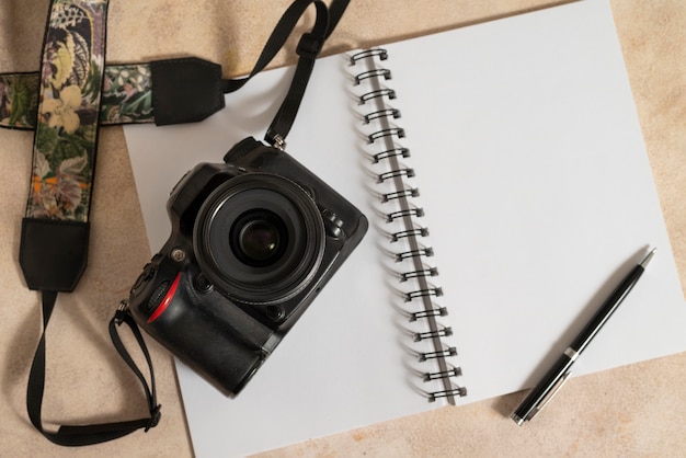 Kostenloses Foto fotokamera mit draufsicht im innenbereich, stillleben