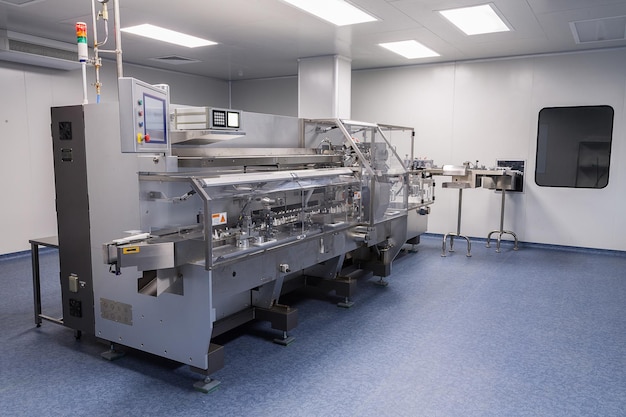 Fotos steriler Produktionsbereich mit Edelstahlmaschine zur Herstellung und Sortierung von Tabletten und Medikamenten