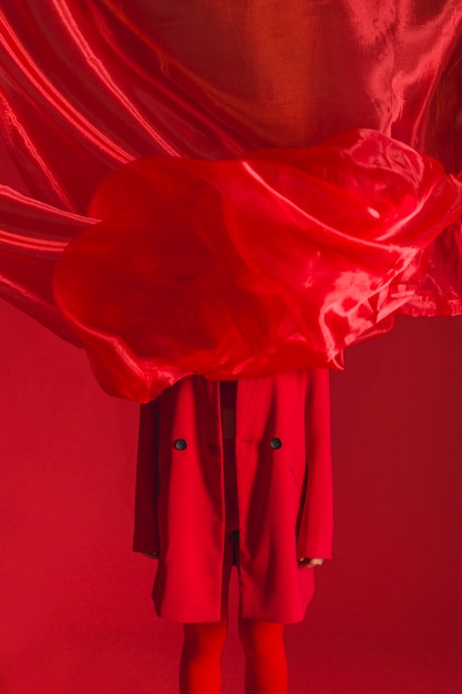 Fotoshooting mit rotem Kostüm und Stoff