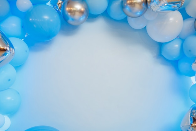 Fotozone mit ballons. geburtstagsdeko für jungen. festliche dekoration. ballons. kinderparty-hintergrund. festliche fotozone in blau. Premium Fotos