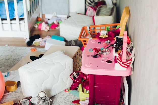 Fragment eines Fotos eines Kinderzimmers mit verstreuten Dingen und Spielzeug