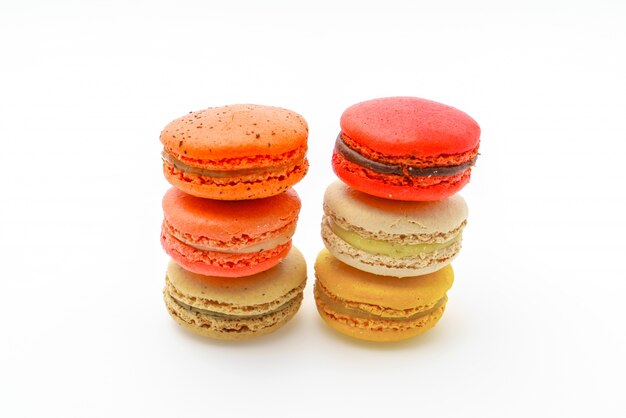 Französisch bunten Macarons auf weißem Hintergrund.