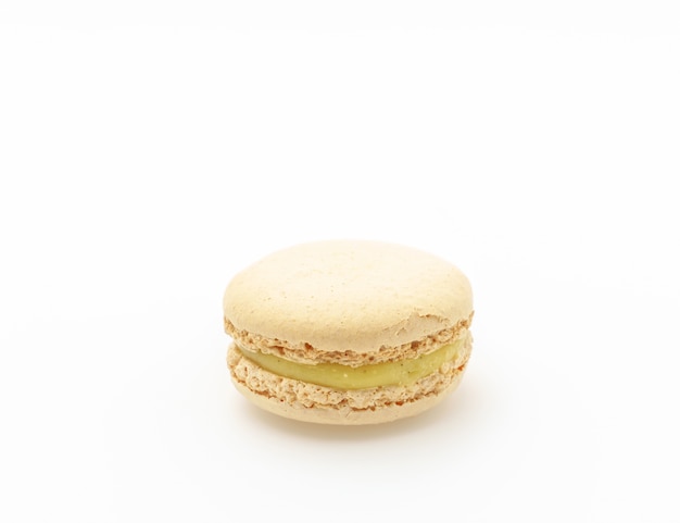 Französisch bunten Macarons auf weißem Hintergrund.