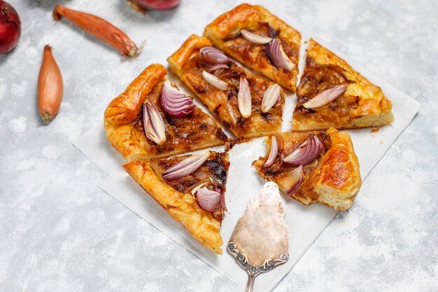 Französische Artzwiebeltorte galette mit Blätterteig und verschiedenen Zwiebelschalotten, rote, weiße, gelbe Zwiebeln, Draufsicht