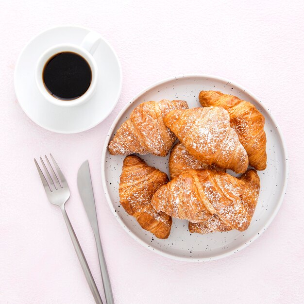 Französische Croissants und Kaffee von oben