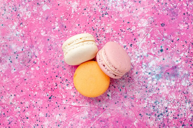 Französische Macarons köstliche kleine Kuchen der oberen Nahansicht auf dem rosa Schreibtisch backen Kuchen süße Zuckerkuchen-Konfiture