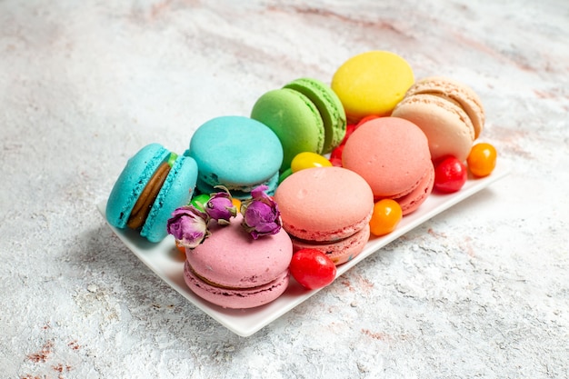 Französische Macarons köstliche kleine Kuchen der Vorderansicht auf weißem Raum