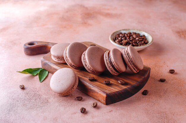 Französische Makronen mit Kaffeebohnen.