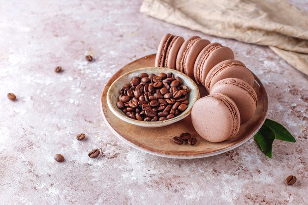 Französische Makronen mit Kaffeebohnen.