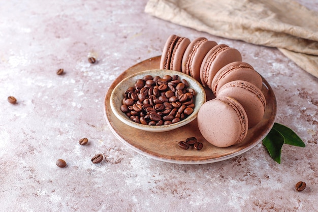 Französische Makronen mit Kaffeebohnen.