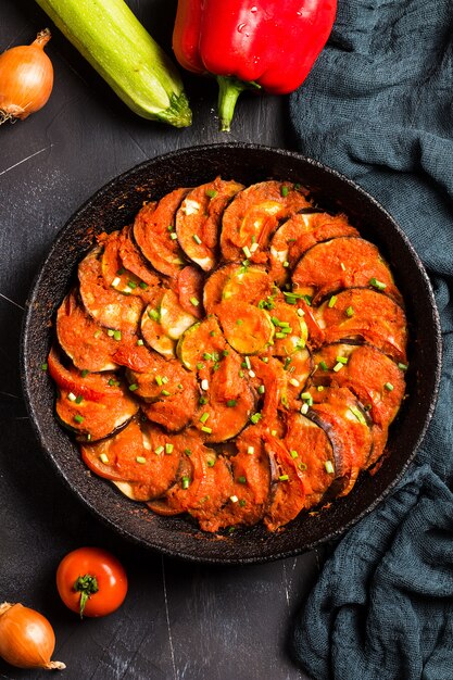 Französischer Provence-Teller Ratatouille von Gemüsezucchiniauberginenpfeffern und -tomaten