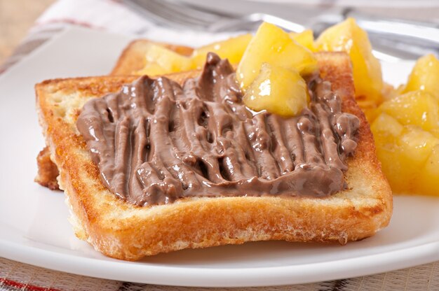 Französischer Toast mit karamellisierten Äpfeln und Schokoladencreme zum Frühstück