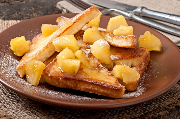 Französischer Toast mit karamellisierten Äpfeln zum Frühstück