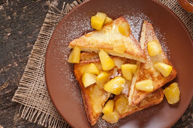 Französischer Toast mit karamellisierten Äpfeln zum Frühstück
