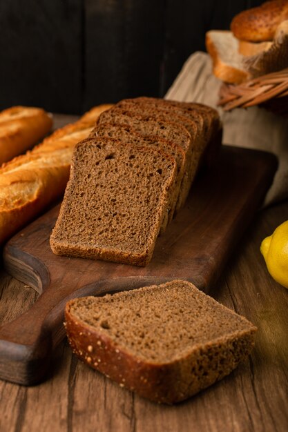 Französisches Baguette mit Schwarzbrotscheiben und Zitronen