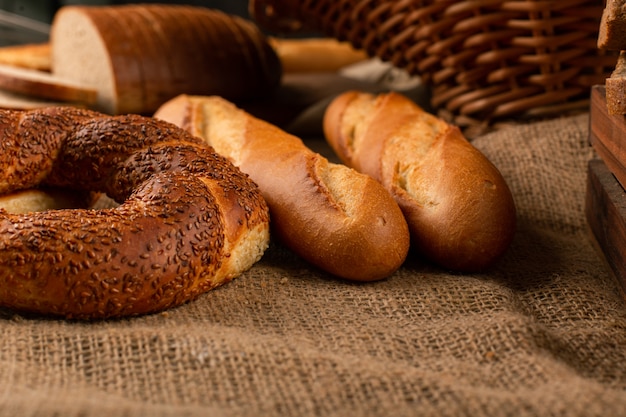 Französisches Baguette mit türkischen Bagels