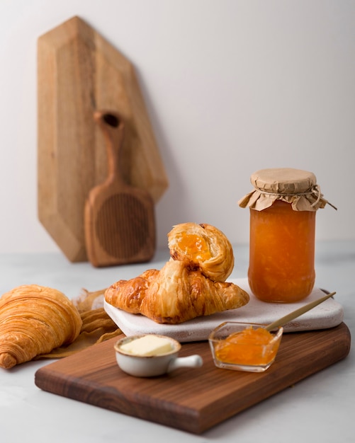 Französisches Croissant Frühstück und Marmelade Vorderansicht