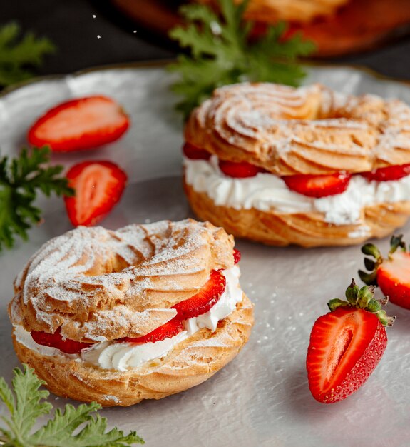 Französisches Gebäck mit Erdbeere und weißer Sahne