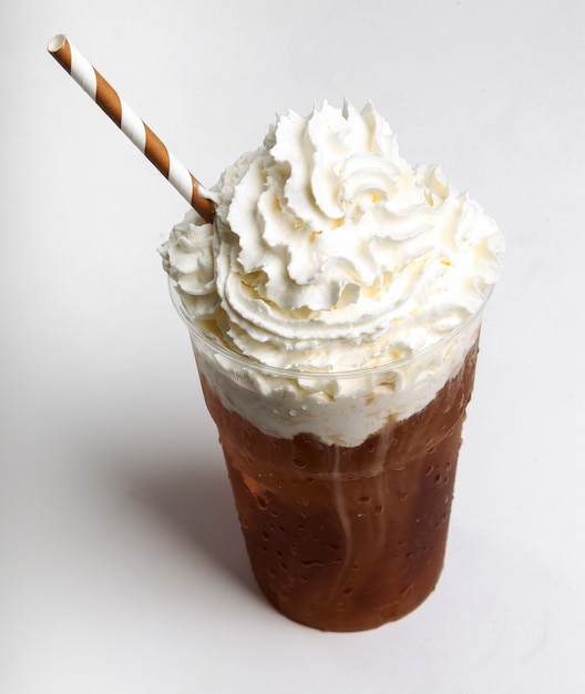 Frappe kaffee auf weiß