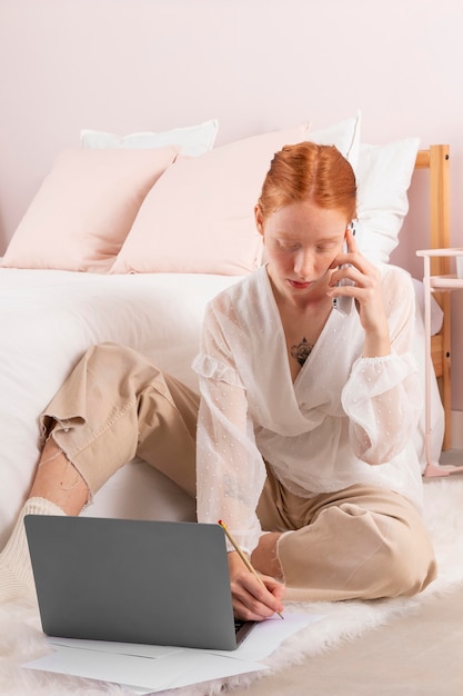 Frau am Arbeitsplatz mit Laptop