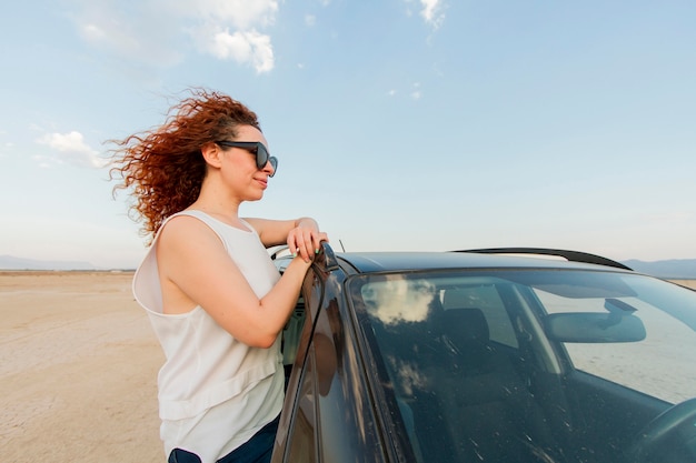 Kostenloses Foto frau am autofenster