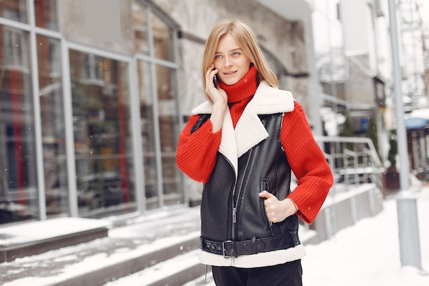 Kostenloses Foto frau am gebäude. neujahrsstimmung. dame in einer schwarzen jacke.