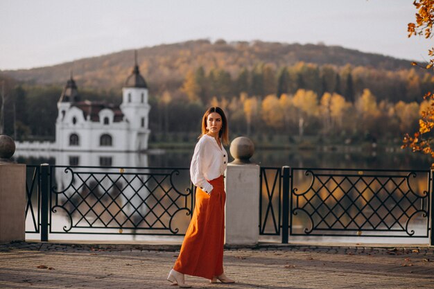 Frau am Schloss und See posieren