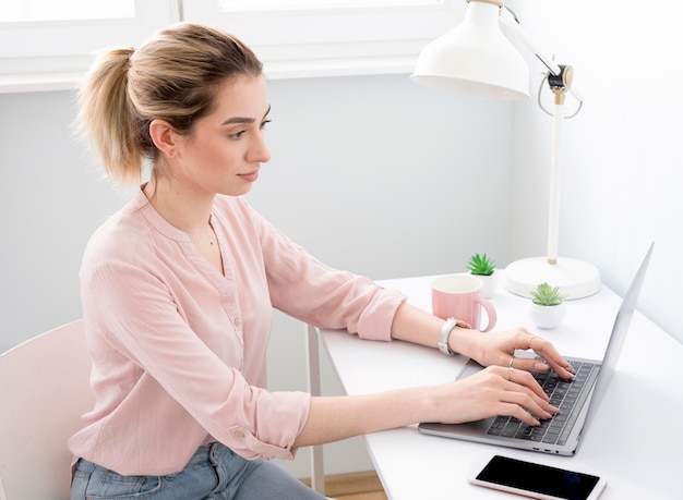 Frau am Schreibtisch, die von zu Hause aus arbeitet