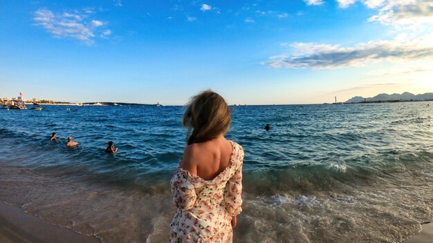 Frau am Strand in Cannes, Frankreich