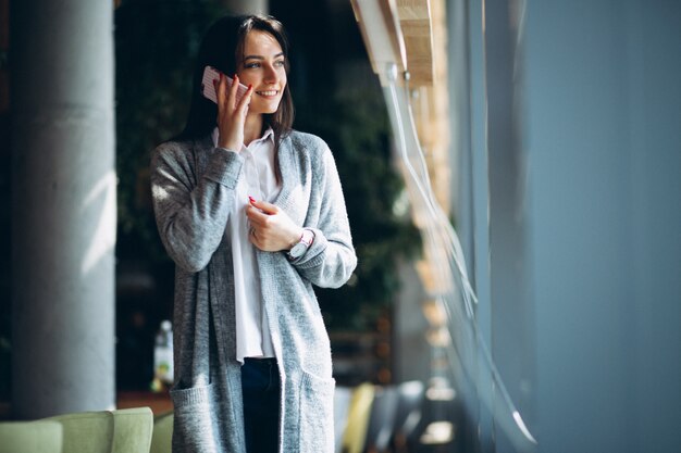 Frau am Telefon sprechen