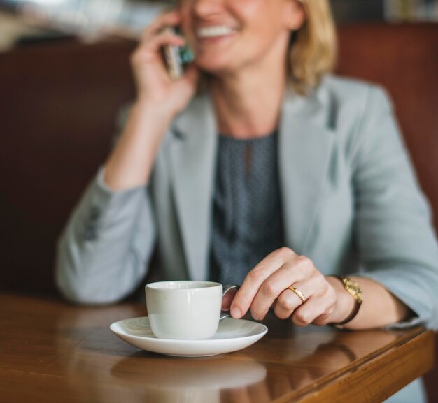 Frau am Telefon sprechen