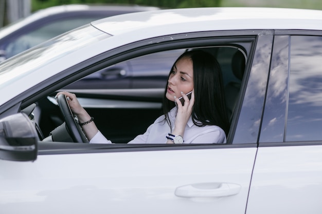 Frau am Telefon zu sprechen während der Fahrt