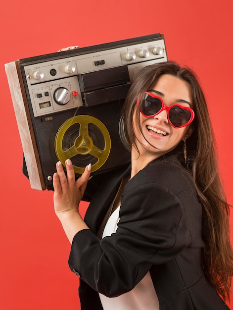 Frau an der Partei, die Sonnenbrille mit Radio trägt