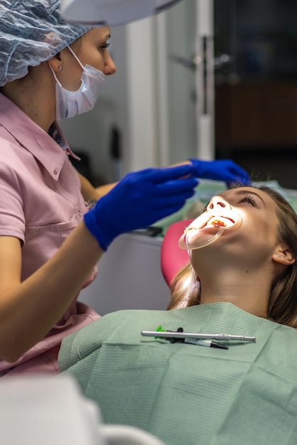 Frau an der Rezeption des Zahnarztes