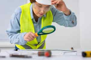 Kostenloses Foto frau arbeitet als ingenieur