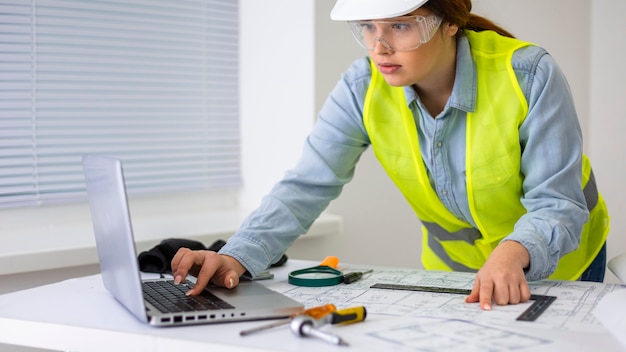 Kostenloses Foto frau arbeitet als ingenieur