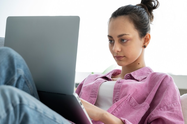Frau arbeitet an einem Laptop, Seitenansicht