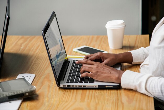 Frau arbeitet an einem Laptop