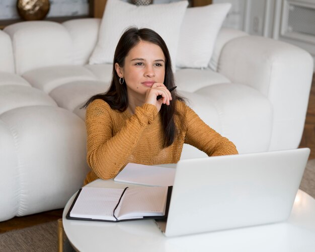 Frau arbeitet an ihrem Laptop