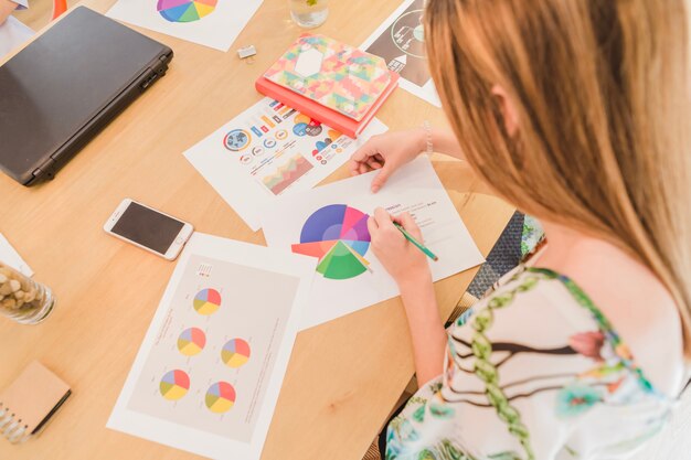 Frau arbeitet mit Charts